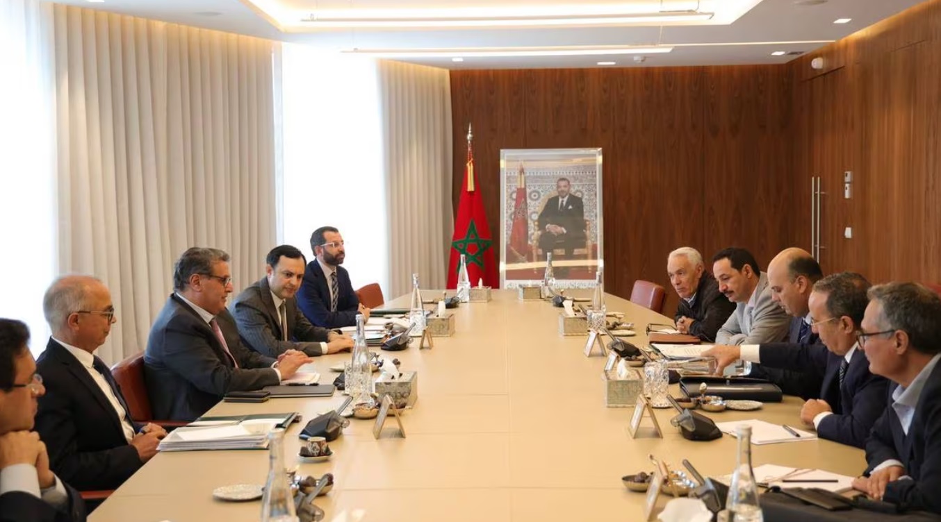 لتفادي سنة بيضاء.. أخنوش يخضع لاحتجاجات الأساتذة ويتعهد بوقف العمل بالنظام الأساسي الجديد وإعادة صياغته بشراكة مع النقابات