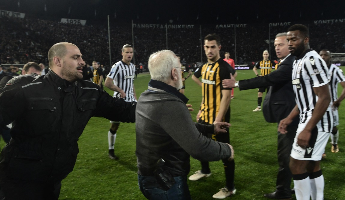 حكم يوناني يقرّ باحتساب هدف بعد تهديده بالسلاح