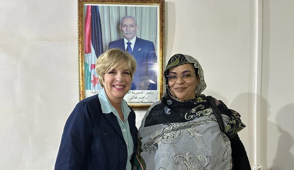 زارت تندوف مجددا ووقعت في "فخ" البوليساريو.. هل تعي السفيرة الأمريكية بالجزائر أن "سذاجتها" تضعها في مأزق بخصوص ملف الصحراء؟