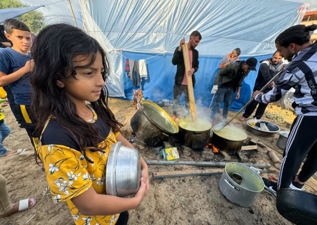 بين الغارات الجوية وحساء العدس.. الحياة مستمرة في غزة رغم الحرب