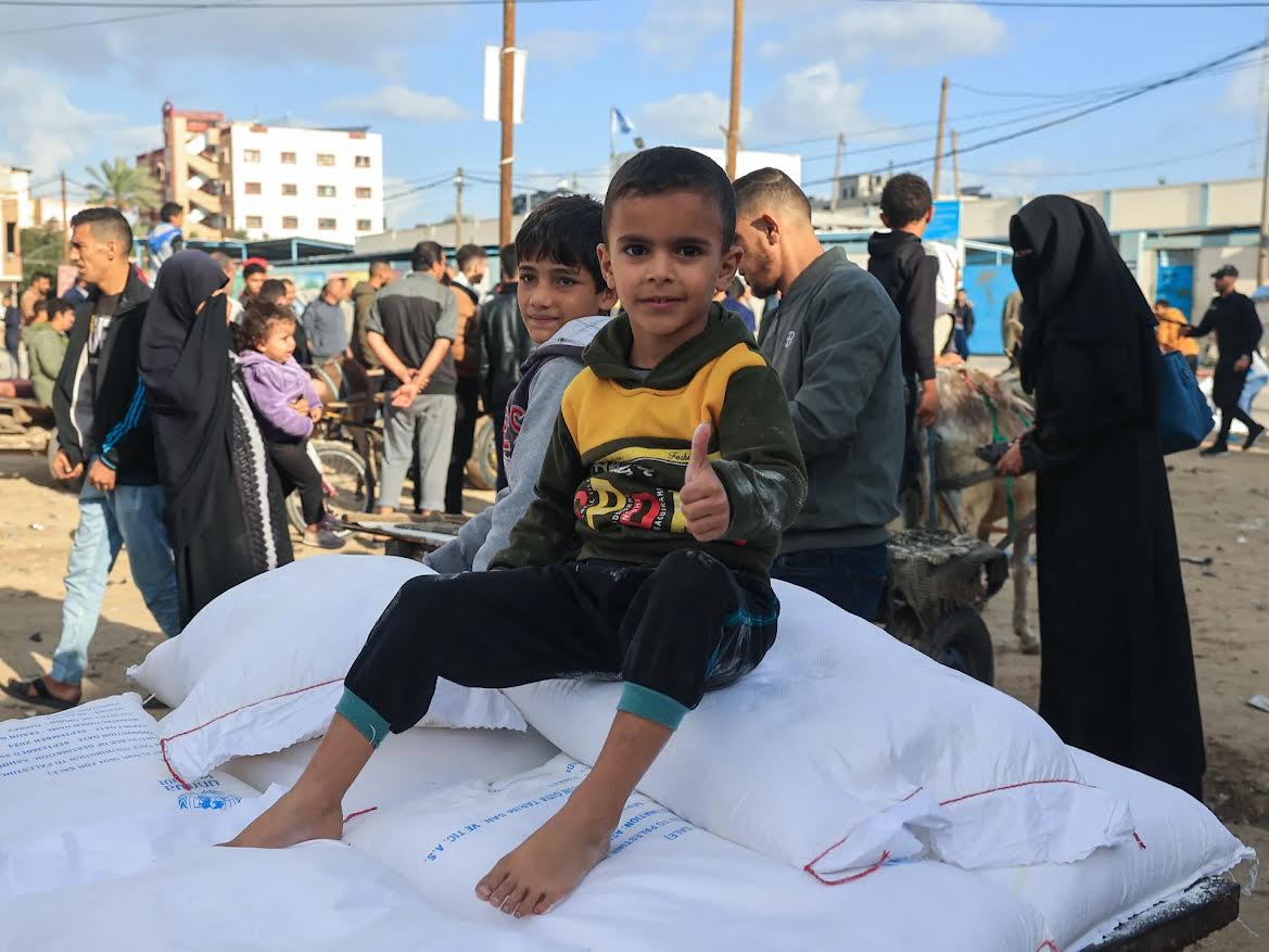  اتفاق الهدنة بين إسرائيل و"حماس" يسفر عن إطلاق سراح 150 فلسطينيا ويسمح بدخول المساعدات المغربية إلى قطاع غزة 