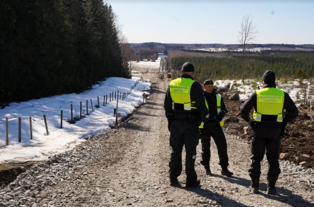  تسببوا في أزمة غير مسبوقة.. مغاربة ضمن طالبي اللجوء الذين دفعت به روسيا إلى فنلندا بسبب انضمامها إلى حلف "الناتو" 