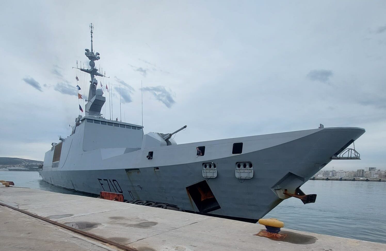  التقارب المغربي الفرنسي يشمل المجال العسكري عبر مناورات بحرية مشتركة تزامنا مع تدريبات عسكرية مماثلة بين الجزائر وروسيا 