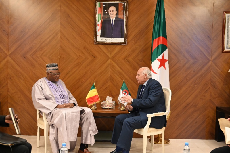 مالي تقرر سحب سفيرها من الجزائر "فورا" للتشاور بعد أن تدهورت علاقة البلدين بشكل كلي خلال الـ 72 الماضية