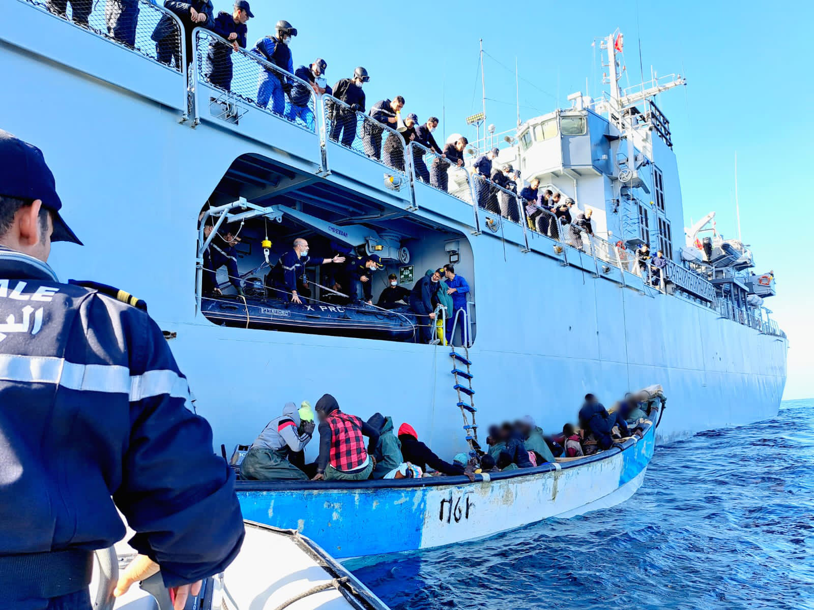 البحرية الملكية تقدم المساعدة لـ 59 مرشحا للهجرة غير النظامية قبالة سواحل الداخلة