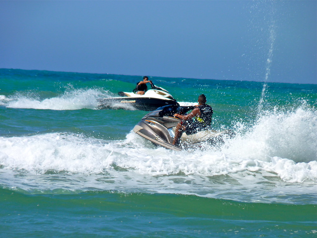 عبر بيان صادر عن وزارة الدفاع.. الجزائر تعلن اعتقال 3 مغاربة "اخترقوا" حدودها البحرية على متن دراجات مائية