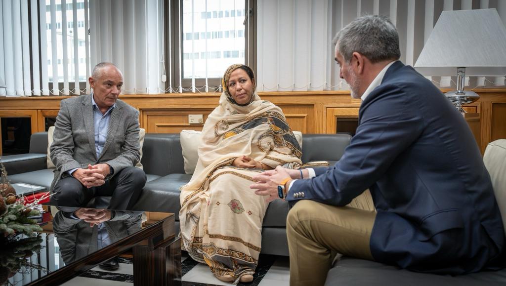 بعد فشل سلفه في ذلك.. رئيس حكومة الكناري الجديد يجتمع بقنصل المغرب في محاولة لإقناع الرباط بإعادة الخط البحري الوحيد الرابط بين الأرخبيل الإسباني وطرفاية