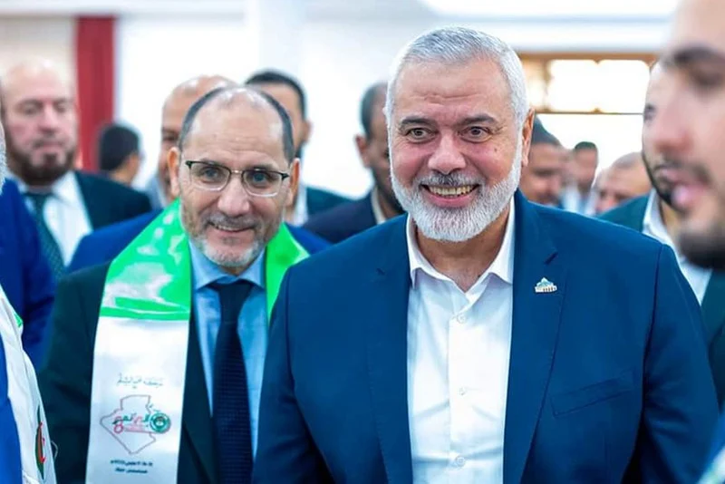 النظام الجزائري يمنع زعيما سياسيا من السفر خارج البلاد للقاء قيادات حركة حماس في قطر