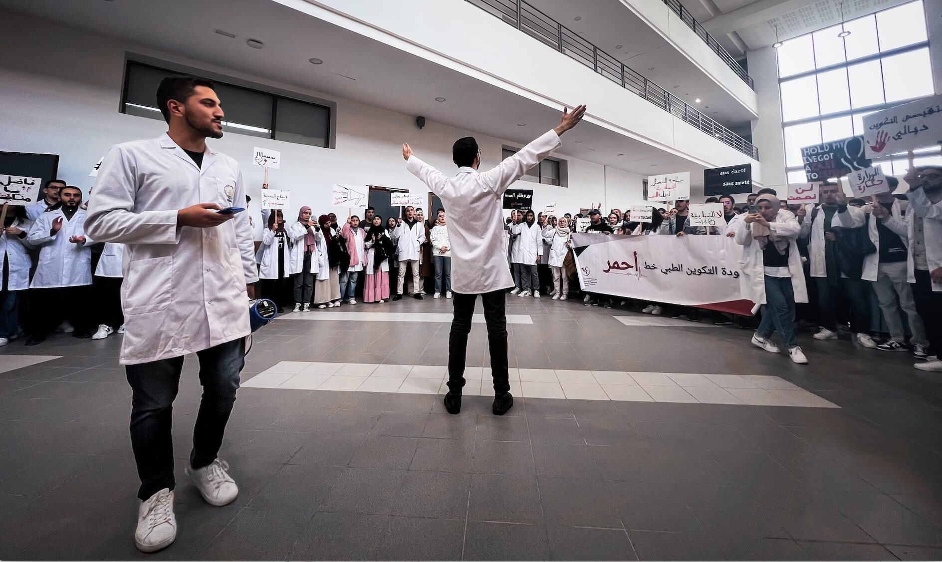 شلل في كليات الطب بالمغرب ووقفات احتجاجية ضد وزارتي الصحة والتعليم العالي بسبب تخفيض مدة التكوين إلى 6 سنوات عوض 7