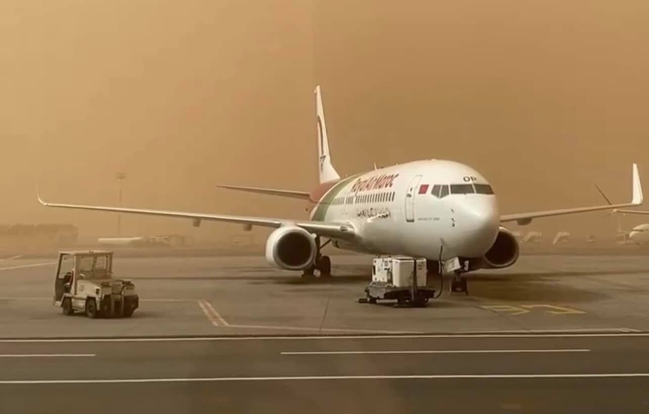 بعد تعطيل حركة الطيران لأزيد من تسع ساعات بمطار محمد الخامس بسبب عاصفة غبار ورياح قوية.. سوء التدبير يَجعل من أكبر مطار في المغرب يفتقد لأهم المعدات التقنية لهبوط وإقلاع الطائرات