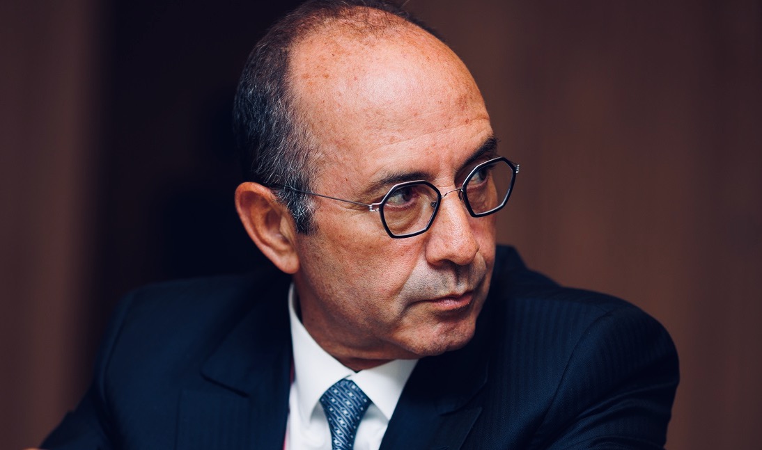  نور الدين بنسودة.. الخازن العام للمملكة منذ 13 سنة وأحد "الأوفياء" في صنع علاقة الرباط وباريس حسب وصف السفيرة الفرنسية السابقة بعد أن قلدته وسام "جوقة الشرف" الفرنسي بدرجة ضابط 