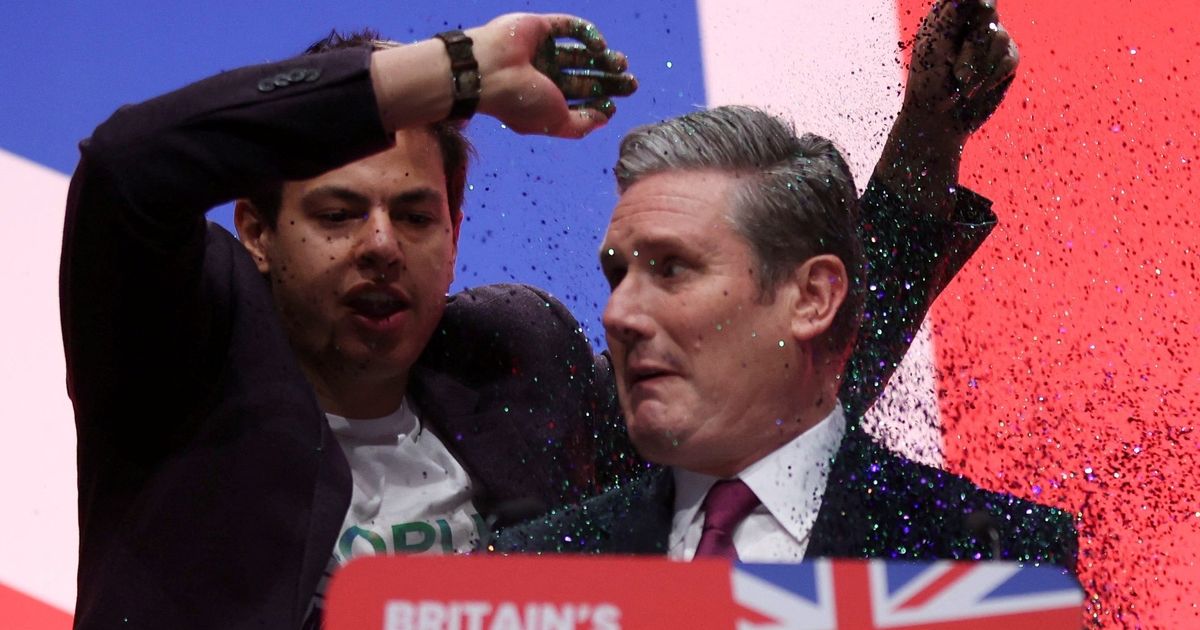 رجل يسأل زعيم حزب العمال البريطاني: "كم طفلا يجب أن يموت في غزة لتدعو لوقف إطلاق النار"؟ (فيديو)