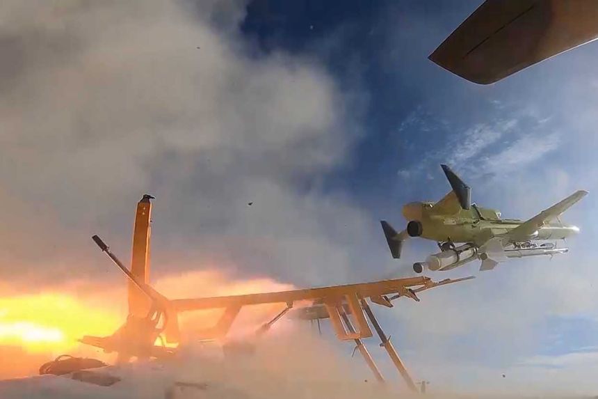 الحوثيون يستهدفون فرقاطة فرنسية في البحر الأحمر بطائرات مسيّرة.. ويهددون السفن المتوجهة إلى إسرائيل