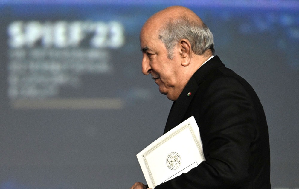  لثاني مرة تم منع بث خطابه.. هل تدخل الجيش الجزائري لمنع البث المباشر لخطاب الرئيس عبد المجيد تبون أمام البرلمان؟ 