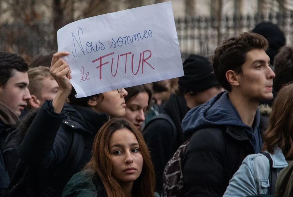 يفرض عليهم رسوما إضافية ووديعة مالية للحصول على الإقامة.. الطلبة المغاربة الأكثر تضررا من قانون الهجرة الفرنسي الجديد