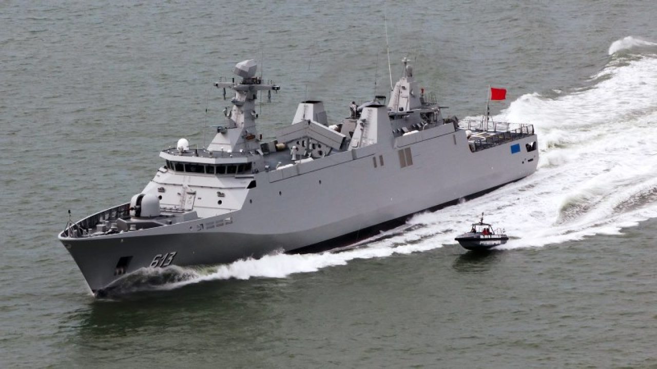 فرقاطة تابعة للبحرية الملكية تقدم المساعدة لـ 51 مرشحا للهجرة غير النظامية من إفريقيا جنوب الصحراء