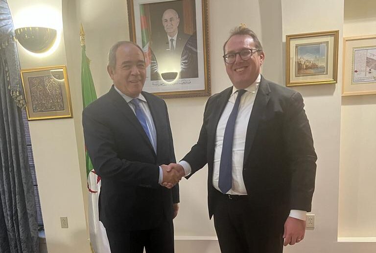 لقاء بين هاريس والسفير الجزائري في واشنطن.. إدارة بايدن تواصل ضغطها على الجزائر للقبول بالحكم الذاتي في الصحراء تحت السيادة المغربية