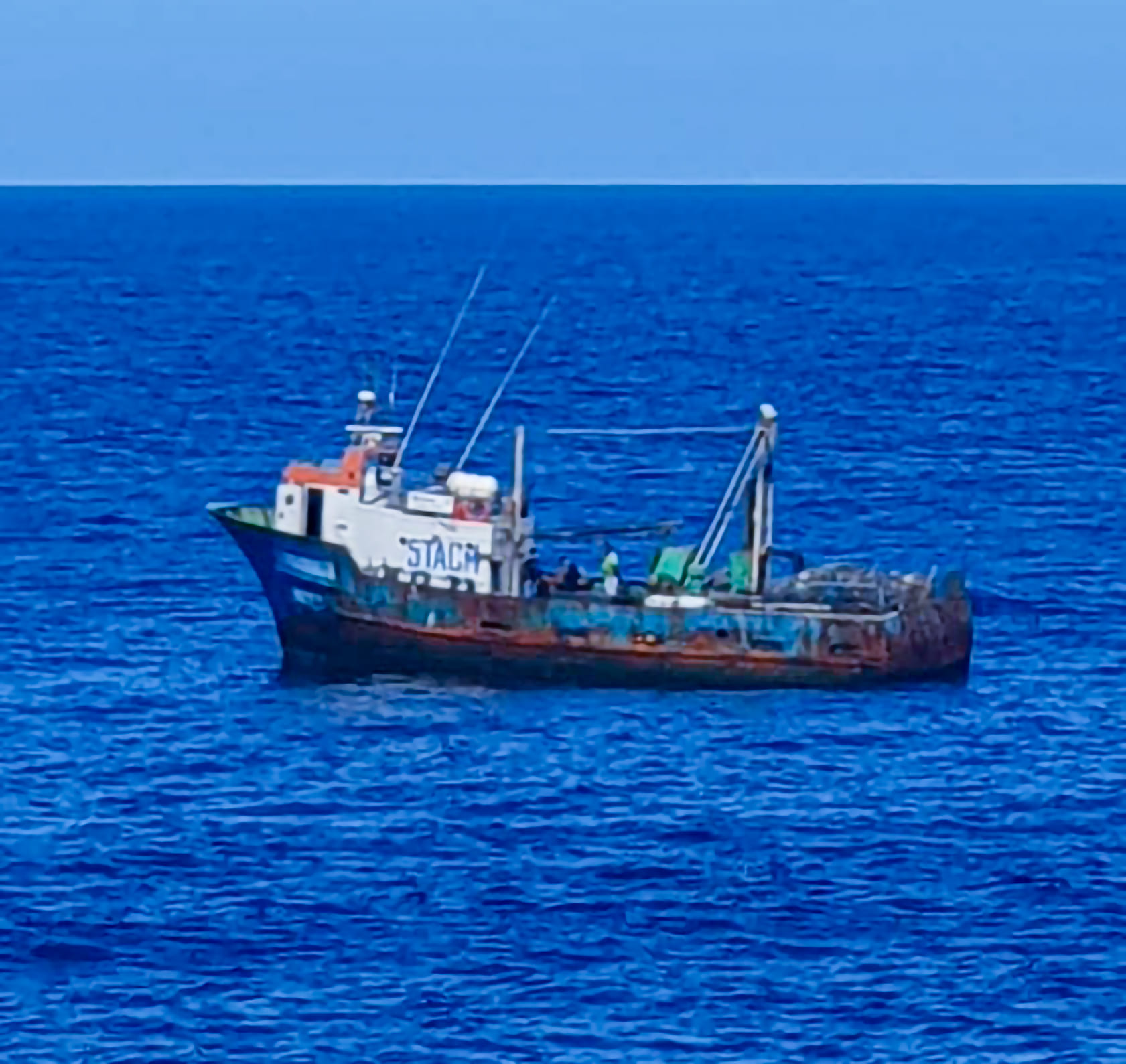 تحمل أشخاصا من فنزويلا والبيرو وموريتانيا.. البحرية الملكية تعترض سفينة لا تحمل علما في سواحل الداخلة وطاقمها رفض الامتثال