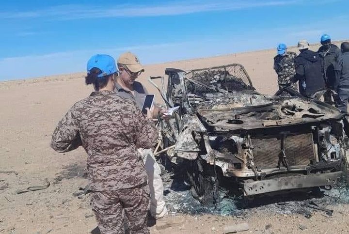 عناصر "المينورسو" يقفون على بقايا سيارتين رباعيتين تابعتين لـ"البوليساريو" قصفهما سلاح الجو المغربي بعد تسللهما إلى المنطقة العازلة