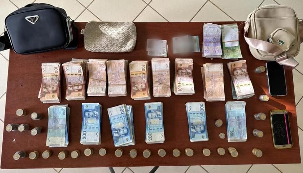 توقيف شخصين للاشتباه في تورطهما في سرقة مبالغ مالية مهمة داخل وكالة لتحويل الأموال بالسمارة