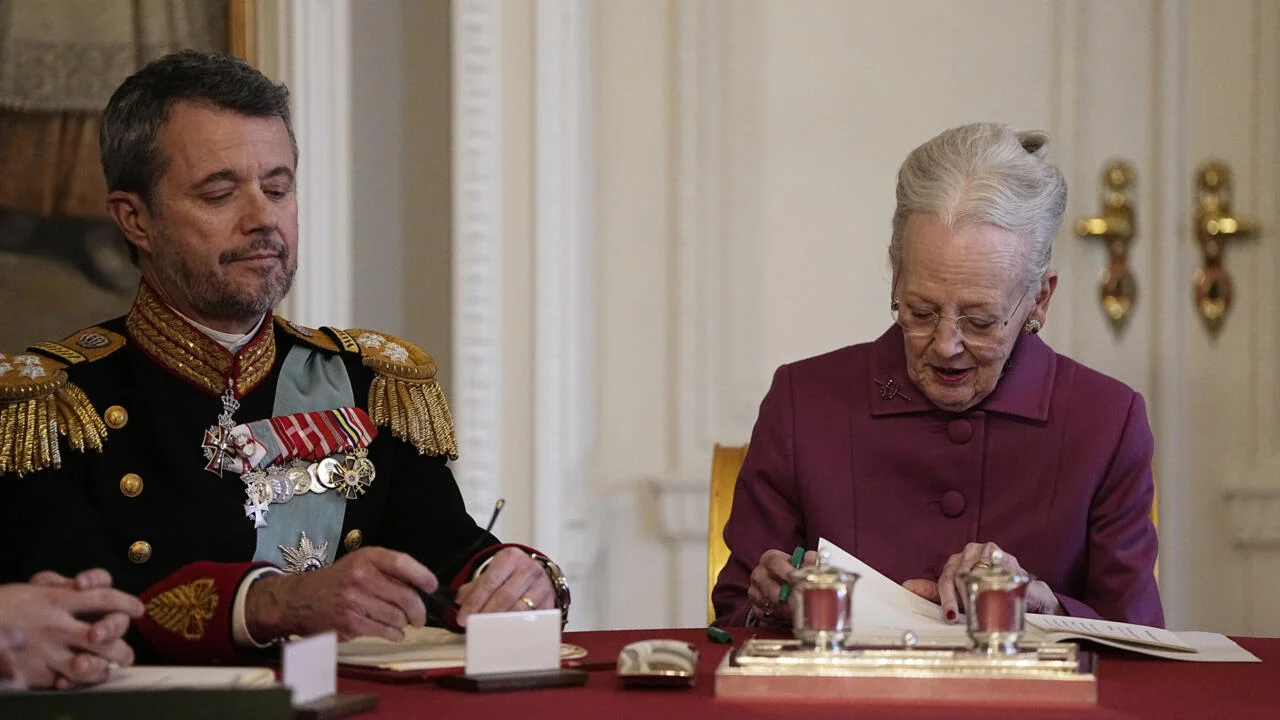 ملكة الدنمارك مارغريت الثانية توقع تنازلها التاريخي عن العرش وفريدريك العاشر يصبح ملكًا