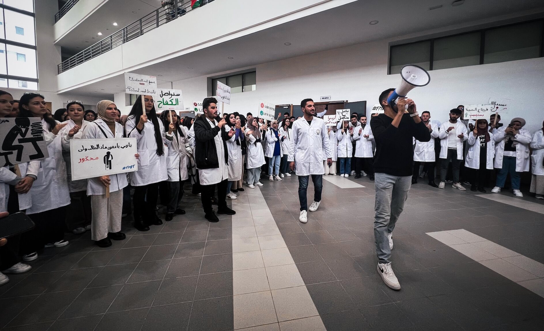 تشارك فيه 11 كلية.. طلبة الطب يعبؤون لأكبر إنزال احتجاجي أمام مقر وزارة الصحة ويعلنون أن نسبة مقاطعة الامتحانات وصلت إلى 100%