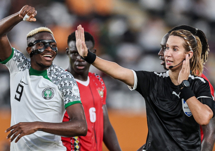  منتخب نيجيريا يتأهل إلى دور الـ 16 من كأس أمم إفريقيا بفوزه على غينيا بيساو في مباراة قادتها حكمة مغربية 