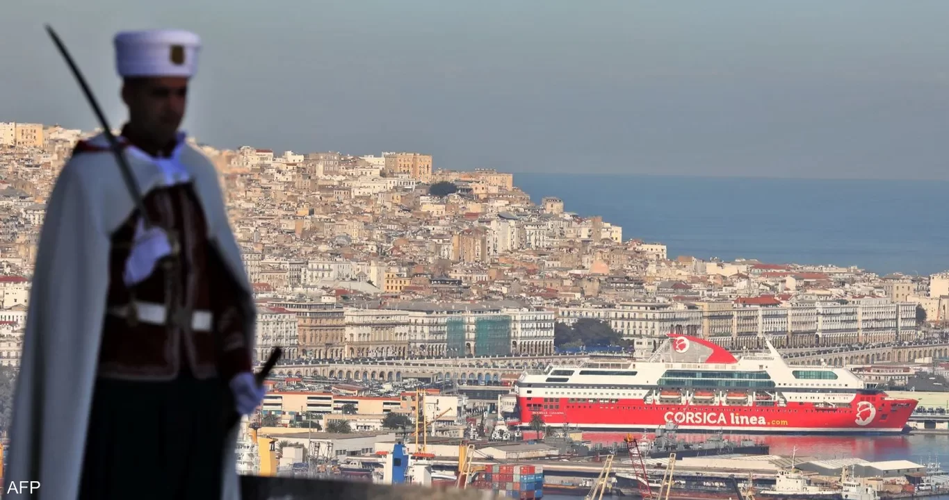مجلة فرنسية: قرار الجزائر منع الشحن من الموانئ المغربية كان تقديرا خاطئا مثل قرار قطع العلاقات مع إسبانيا