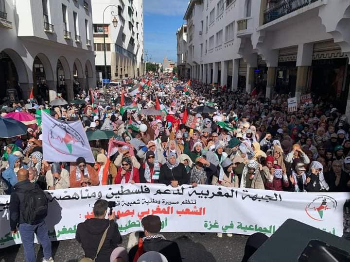 آلاف المغاربة يتظاهرون في العاصمة الرباط تضامنا مع الفلسطينيين ومنددين بالعدوان الإسرائيلي على غزة