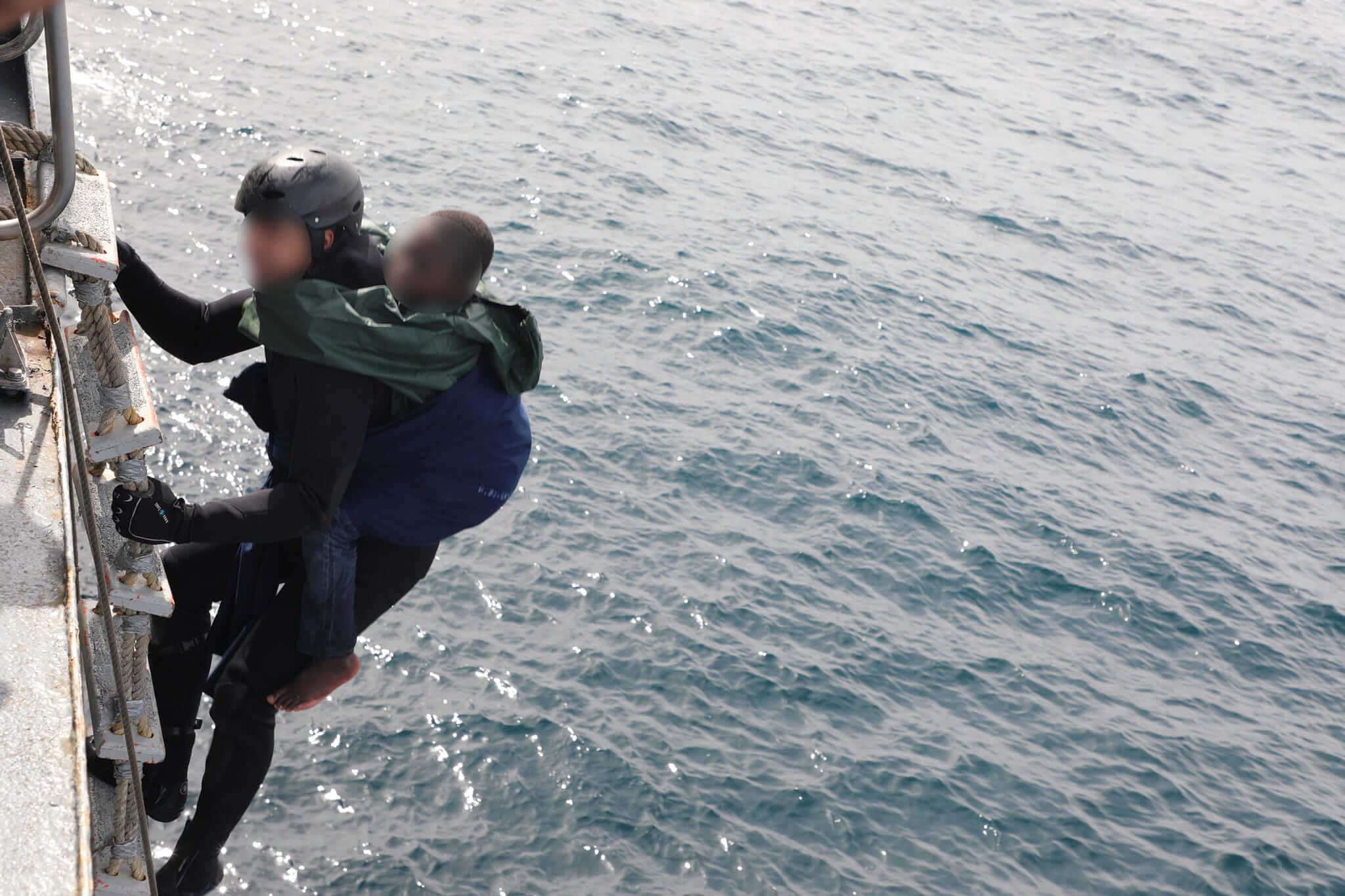 البحرية الملكية بسواحل الداخلة تقدم المساعدة لـ 141 مرشحا للهجرة غير النظامية من إفريقيا جنوب الصحراء