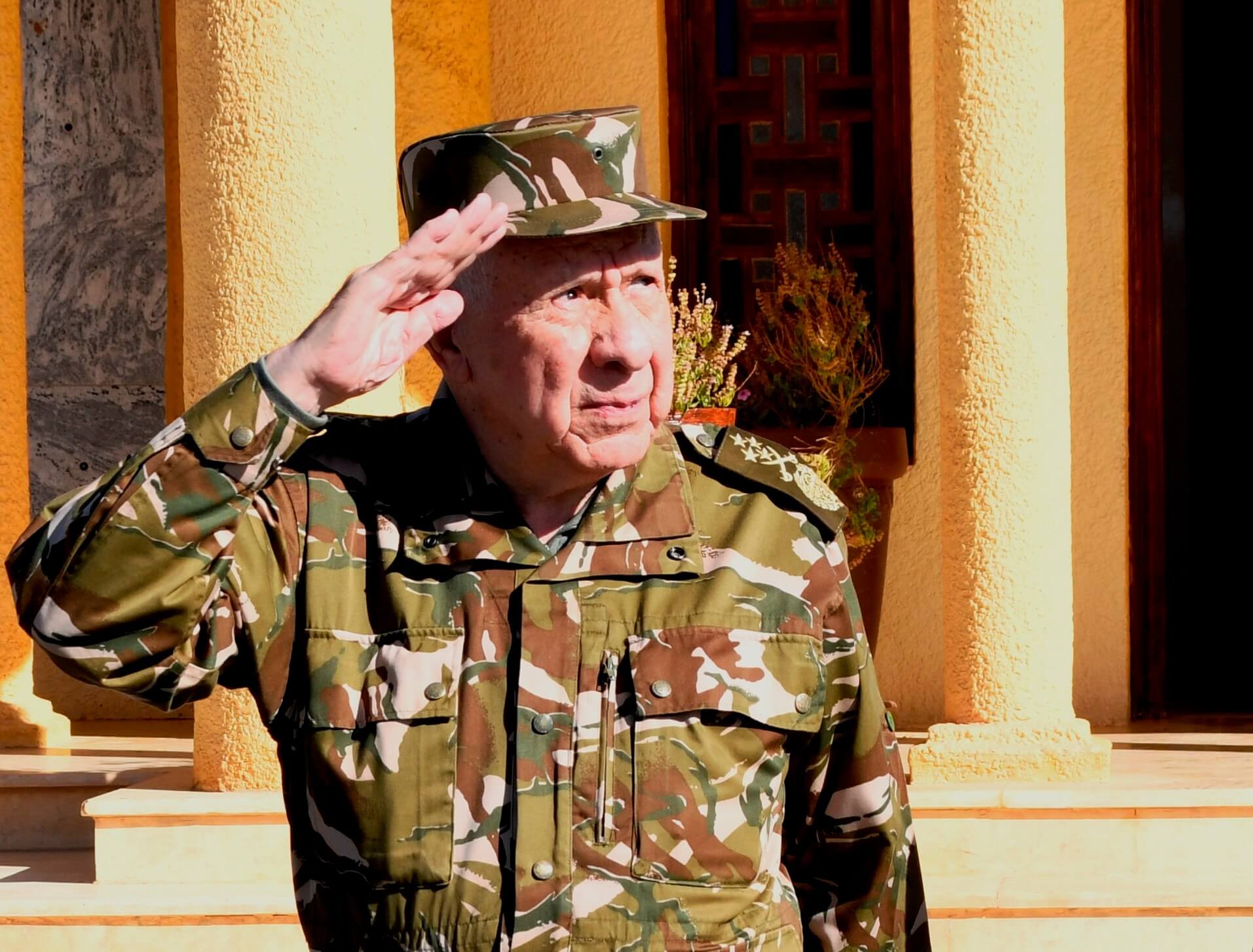 من قاعدة عسكرية قرب حدود مالي والنيجر.. شنقريحة يشتكي من محاولات إدراج "البوليساريو" على قوائم الإرهاب الدولي