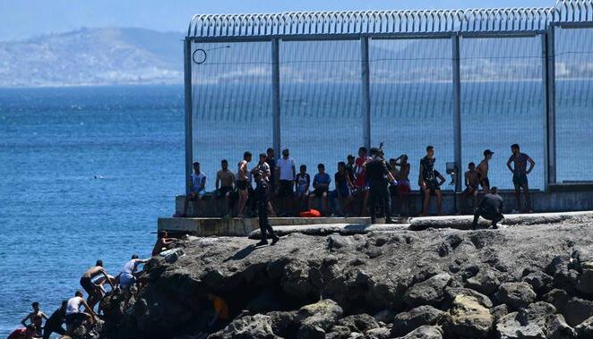 ارتفاع تدفقات القاصرين على سبتة تدفع الحزب الشعبي الإسباني لمطالبة وزير الخارجية بتوضيح العلاقة مع المغرب