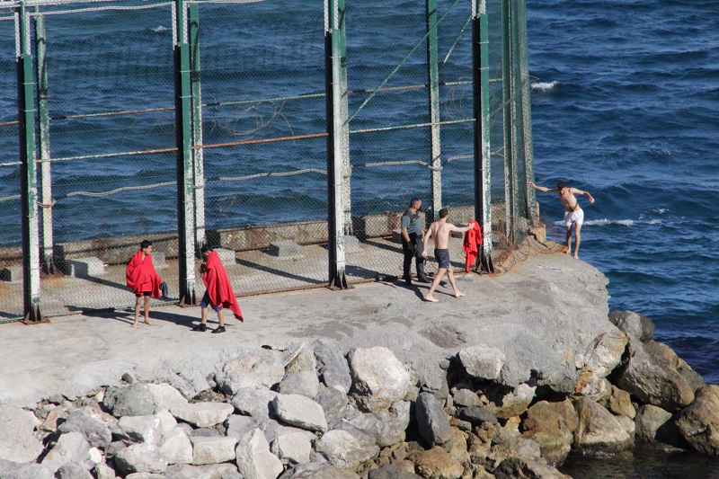 من ضمنهم جزائريون وسوريون.. أكثر من 100 مهاجر سري تسللوا إلى سبتة سباحة خلال 24 ساعة الماضية