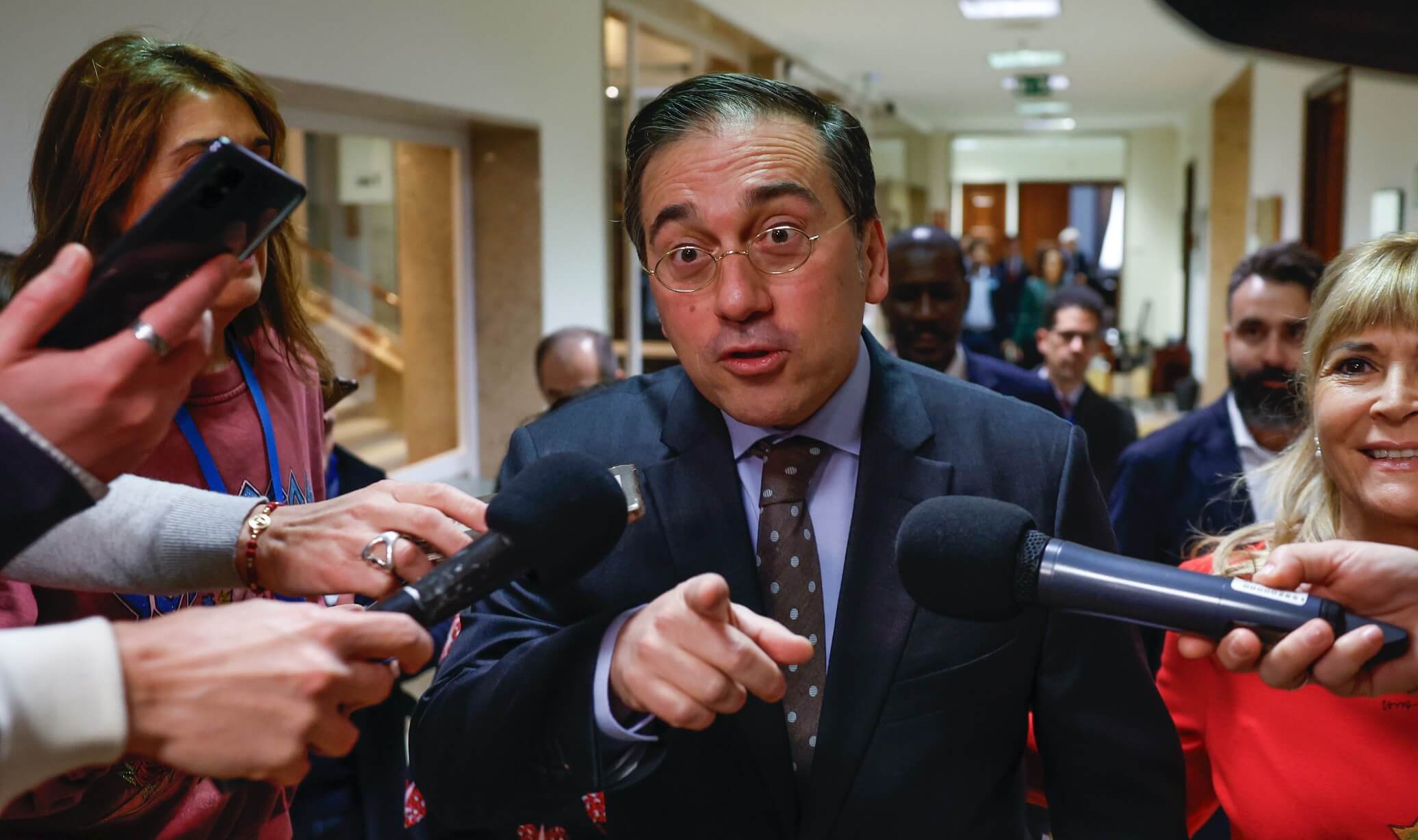 تأجيل زيارة "ألباريس" للجزائر إلى أجل غير مسمى يهدد بوقف إمدادات السلع إلى البلاد عبر الموانئ الإسبانية قبل شهر من رمضان؟