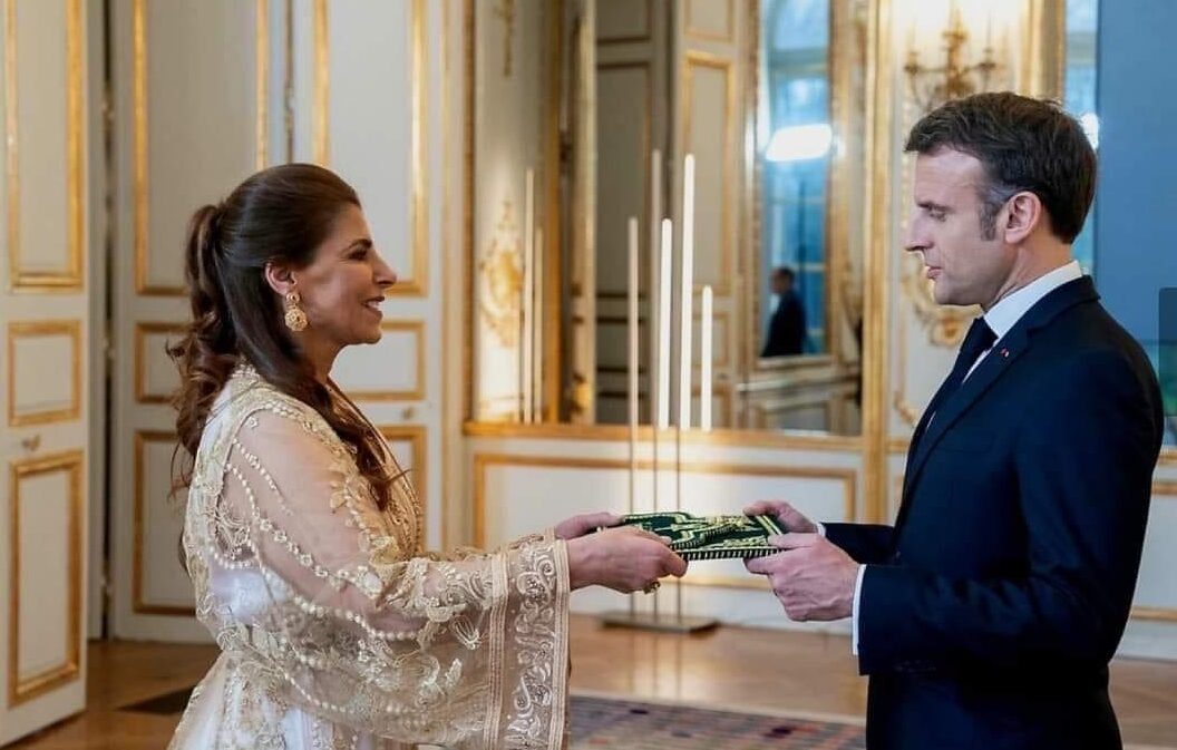  سفيرة المغرب بباريس تقدم أوراق اعتمادها لرئيس الجمهورية الفرنسية إيمانويل ماكرون 