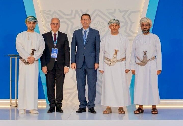 بريد المغرب وبريد عمان يصدران طابعين بريديين مشتركين احتفاء بـ"العلاقات الأخوية" بين البلدين