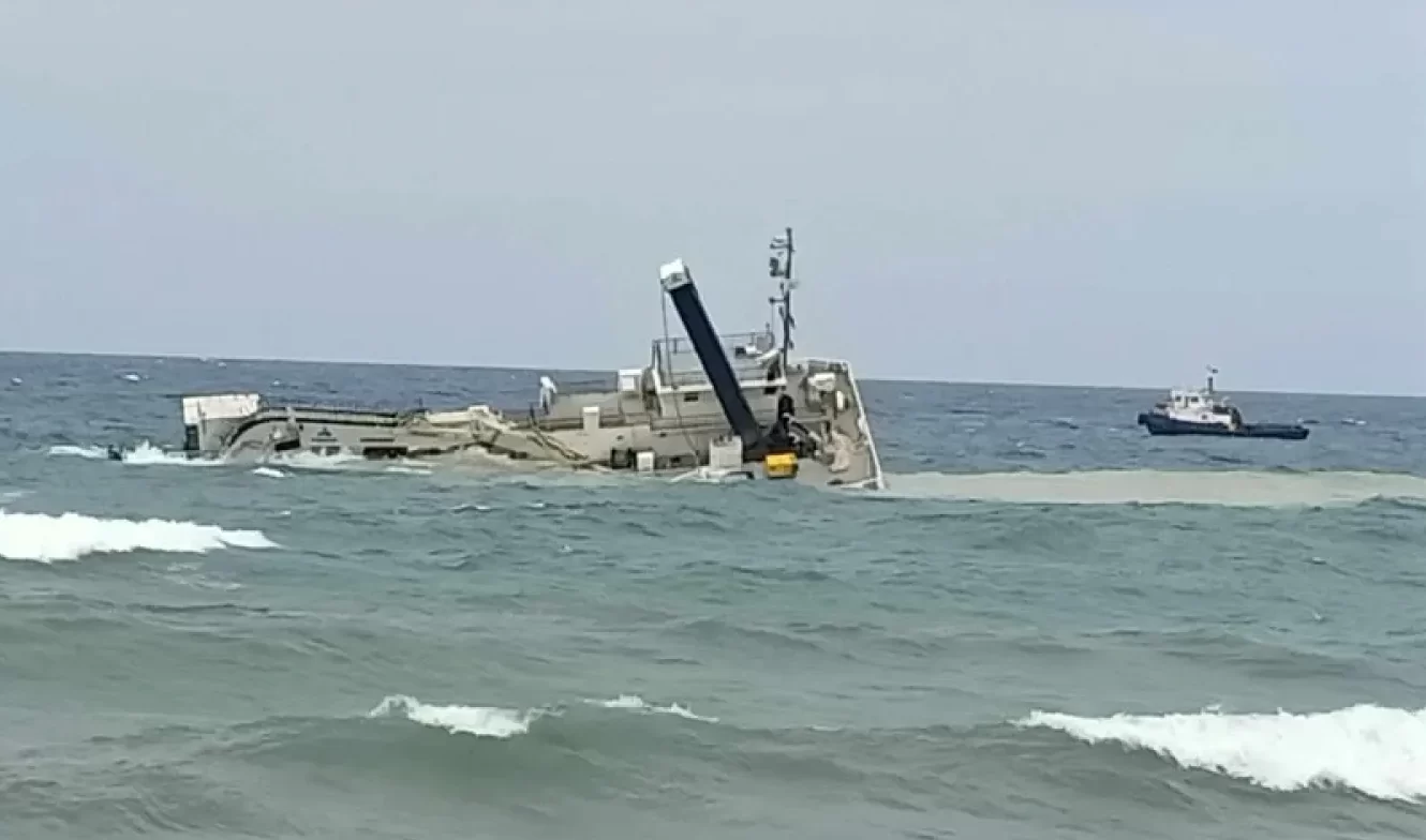 غرق سفينة أجنبية بسواحل ولاية "تيبازة" الجزائرية كانت تعمل على مشروع تحلية مياه البحر