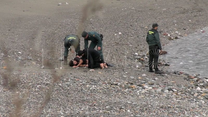 عشرات المهاجرين ينفذون محاولات اختراق برية وبحرية على حدود سبتة مستغلين الأجوء العاصفية وصعوبة المراقبة