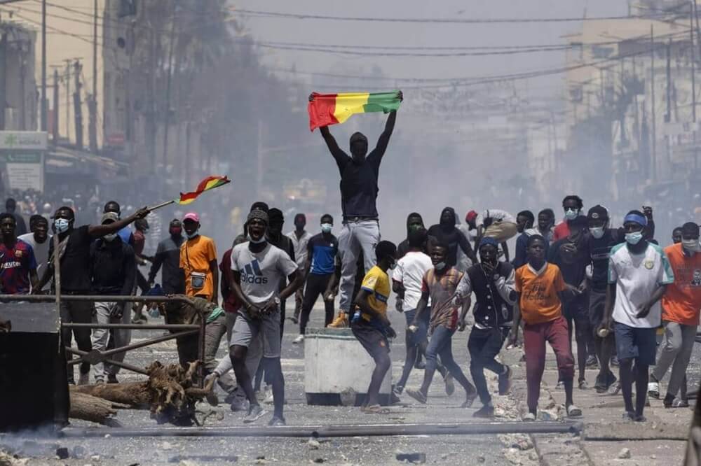 رئيس السنغال يدافع عن قراره تأجيل الانتخابات ويبدي استعداده لتسليم المسؤولية