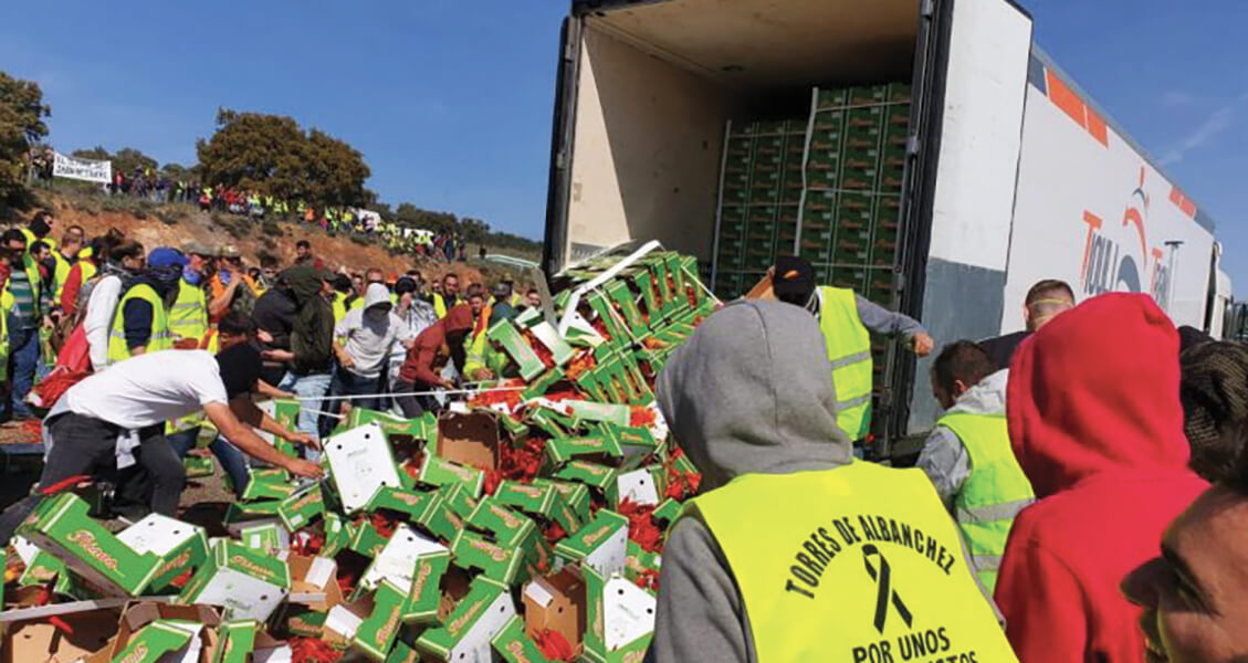 بعد تخريب العشرات من الشاحنات.. الحكومة المغربية: تم تفعيل القنوات الدبلوماسية من أجل حماية ولوج المنتجات المغربية إلى الفضاء الأوروبي