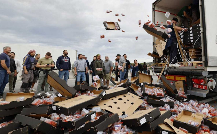 استمرار عمليات اعتراض شاحنات نقل البضائع المغربية بإسبانيا.. وبوريطة يصف ما يقع بأنه "غير منطقي"