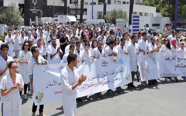 أطباء المستقبل يعلنون مزيدا من التصعيد في وجه الحكومة.. واللجنة الوطنية لطلبة الطب لـ "الصحيفة": لسنا ضد الإصلاح لكننا نرفض ابتزازنا