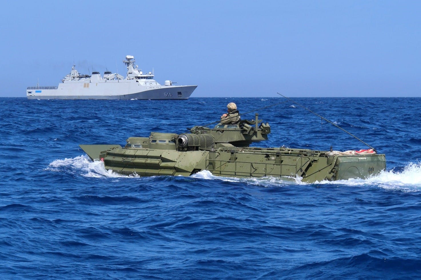 المغرب يطلق مناورات عسكرية بحرية بمياهه الإقليمية للصحراء.. وخبراء أمنيون إسبان: الرباط تستعرض قوتها البحرية في منطقة جيواستراتيجية