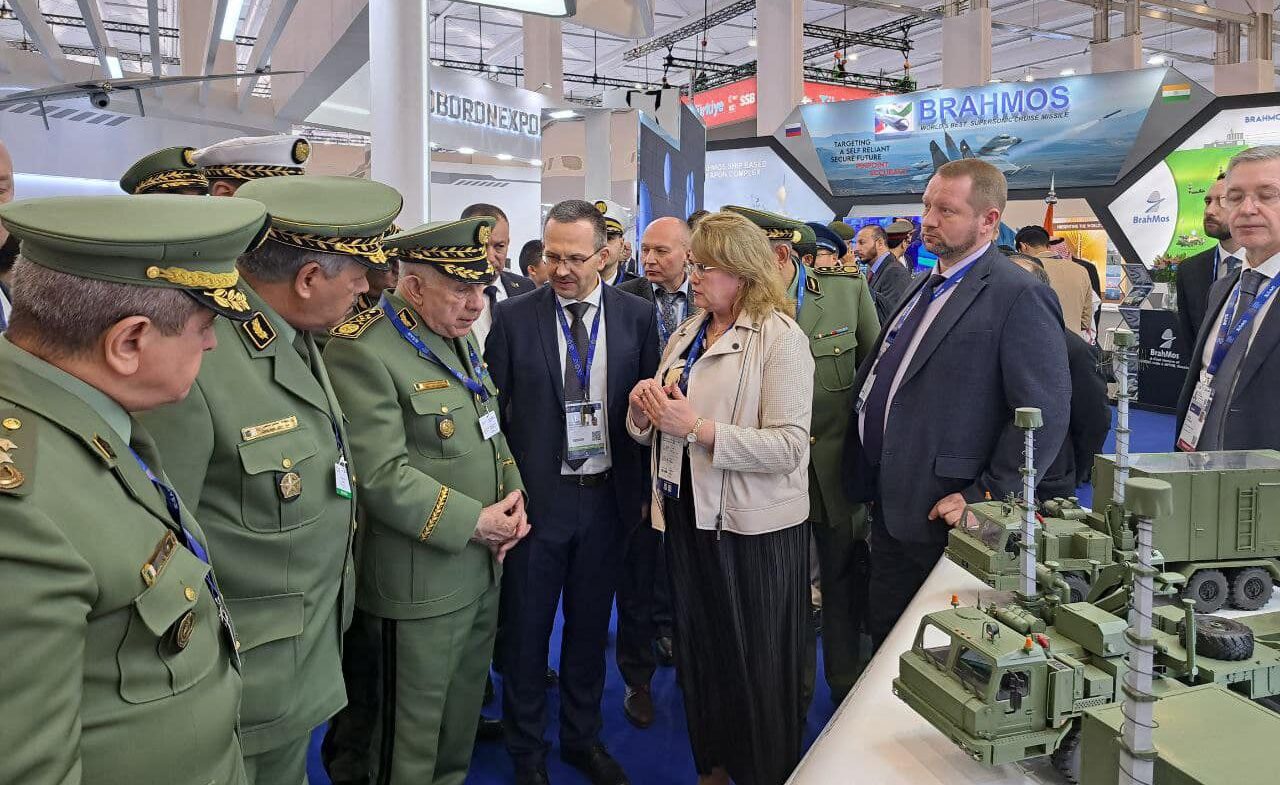 بعد صعوبة الحصول عليها من روسيا بفعل الحرب الأوكرانية.. شنقريحة يجوب المعارض الدولية لشراء الأسلحة استعدادا لـ"حربه المقدسة" ضد المغرب