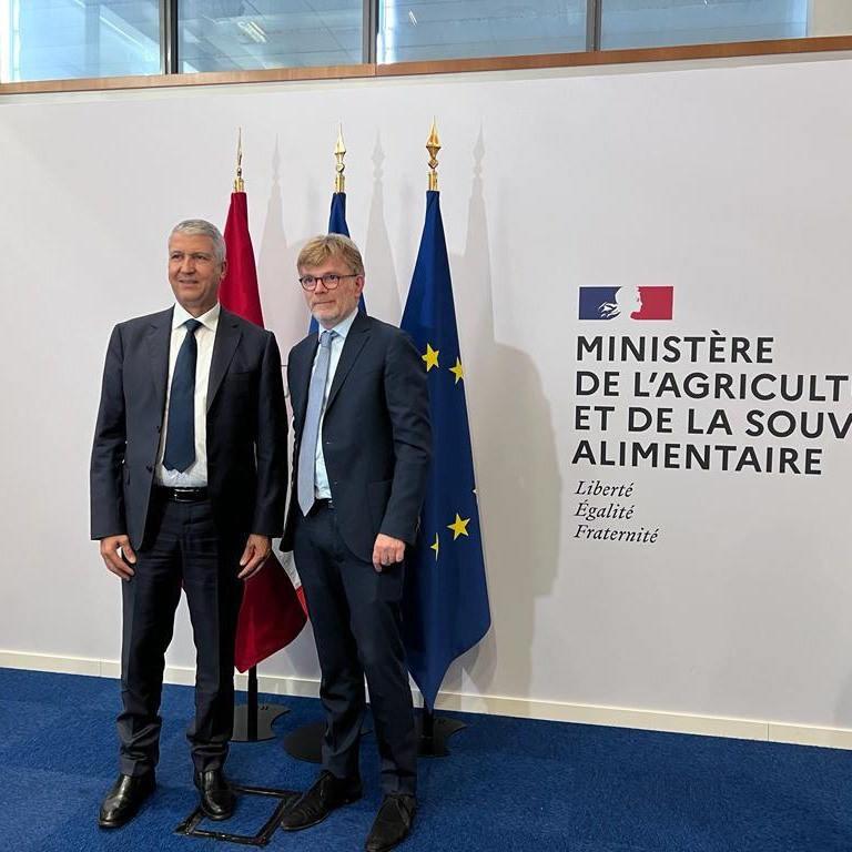 في رسالة جديدة حول الصحراء.. سفارة باريس بالرباط تنشر صورة وزيري الفلاحة المغربي والفرنسي أمام الخريطة الكاملة للمملكة