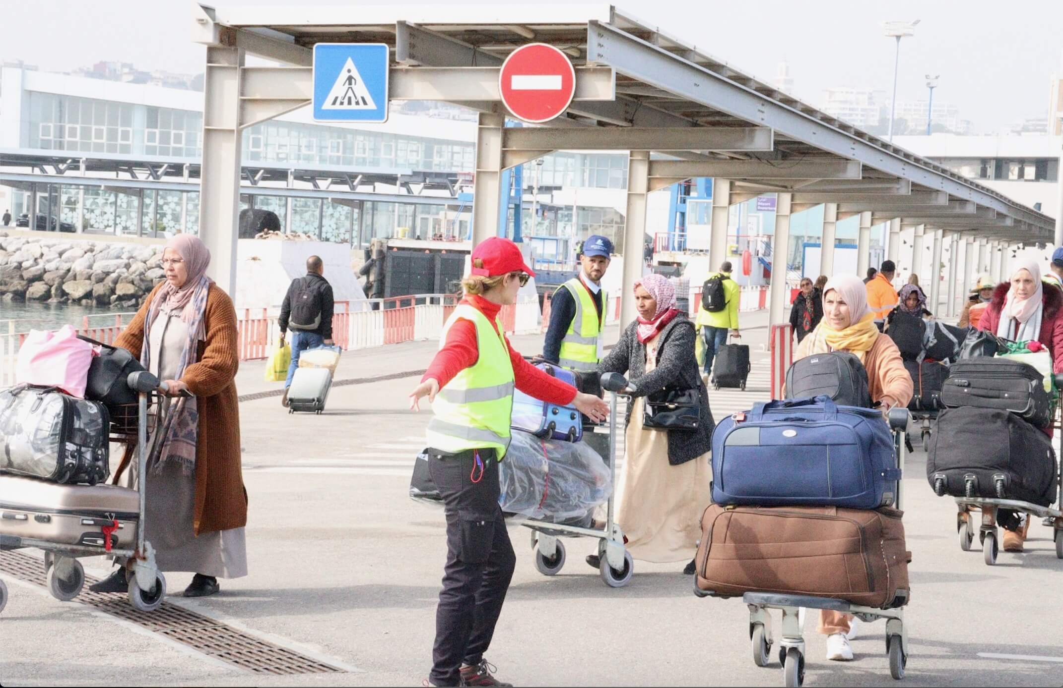  قرابة 400 من العاملات الزراعيات الموسميات المغربيات يغادرن ميناء طنجة نحو إسبانيا 