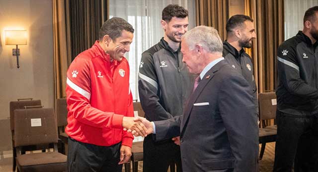  العاهل الأردني يوشح منتخب النشامى بقيادة الاطار المغربي الحسين عموتة بميدالية "اليوبيل الفضي" 