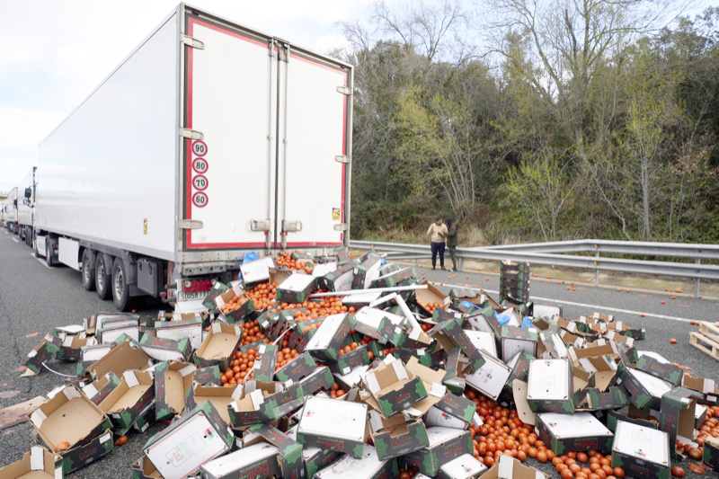 عودة انسيابية تصدير الخضر والفواكه إلى أوروبا بعد لجوء المصدرين المغاربة إلى القضاء الإسباني لردع المزارعين الإسبان من تخريب شحناتهم