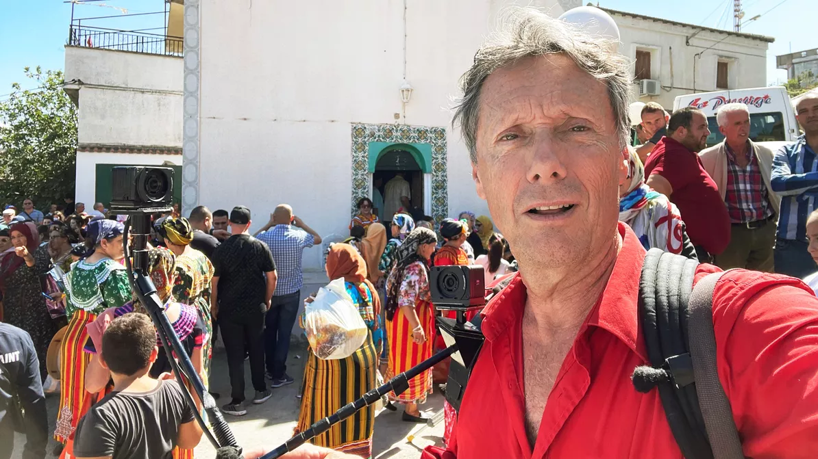 شرطي لكل أجنبي.. برنامج فرنسي يكشف تعامل السلطات الجزائرية مع السياح وتخوفها من تعرضهم للاعتداء أو التسمم