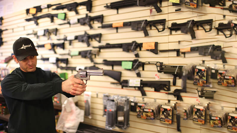 بعد عام من دخول قانون حيازة الأسلحة النارية حيّز التنفيذ.. ما المغزى من تسليح المغاربة بمن فيهم القاصرون؟